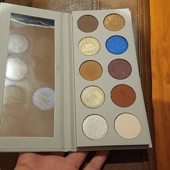 KKW eyeshadow palette - Picture 3 of 11